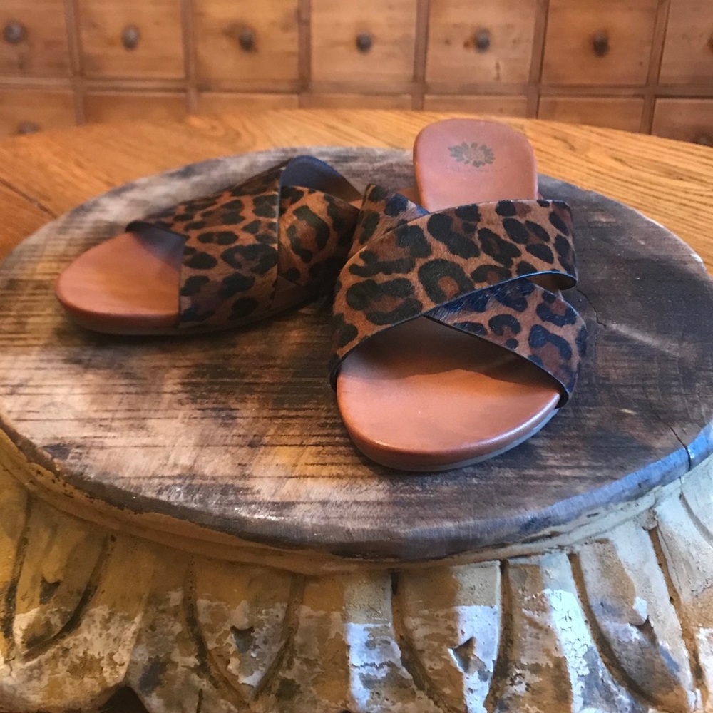 NWOT Yellow Box Leopard Sandals